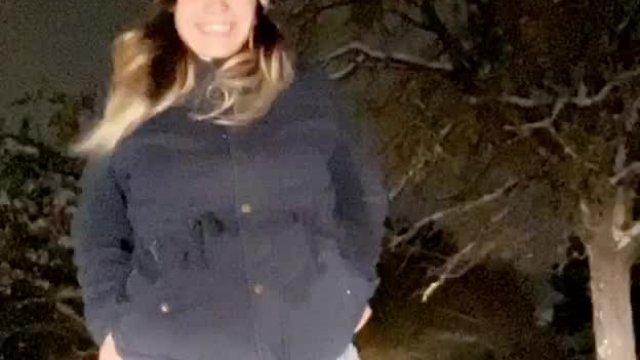[GIF] being a tease in the snow ?