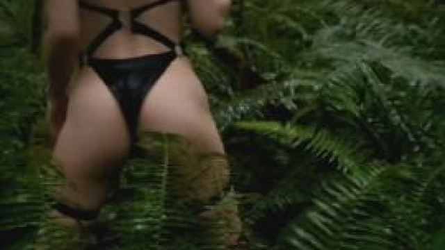 Jiggling booty in a sea of ferns