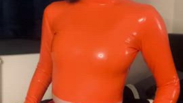 Put your sound up to the max to hear my latex velma cosplay ????????