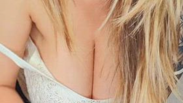 Tits n Lips. Hope it's a good start to your Sunday ???? Happy Father's Day too ?