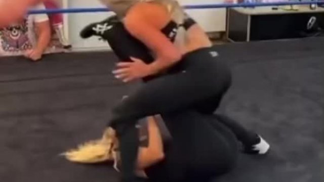 Liv putting Lana in perfect position