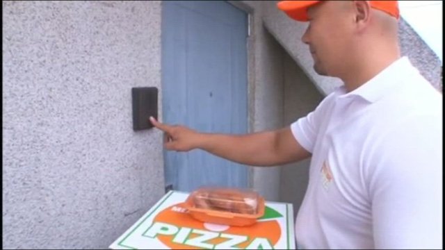 [/r/FunnyJAV] Pizza delivery in Japan