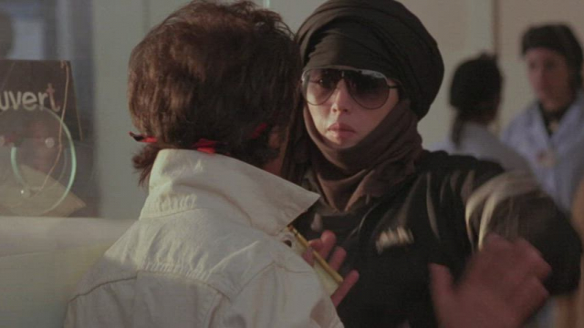 Isabelle Adjani flashes a plot twist to Dustin Hoffman - Ishtar (1987)