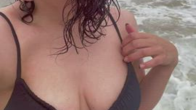 My first time flashing in public! I hope the other beachgoers saw my tits ???? [