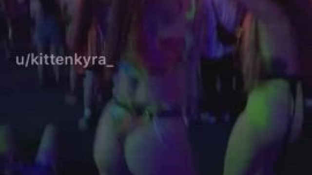 Who doesn’t love a good rave booty (Hard Summer)