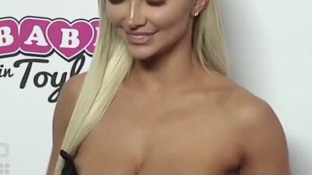 Lindsey Pelas showing her Deep clevage