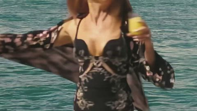 Isla Fisher - hot plot in The Beach Bum (2019)
