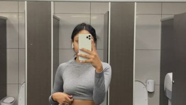 risky business at the gym ???? [GIF]