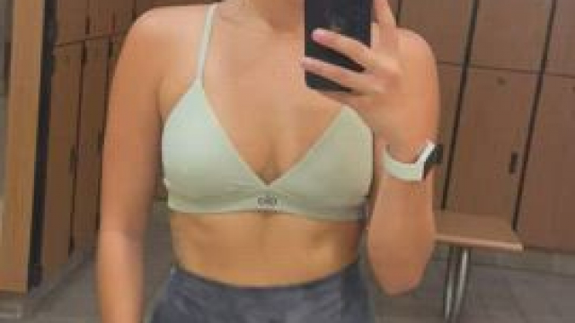I love showing off my cameltoe at the gym