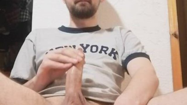 27 (m) Just a bi curious guy shooting a load over himself.
