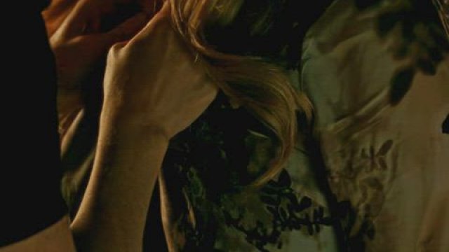 Amanda Seyfried boob-revealing plot in Chloe