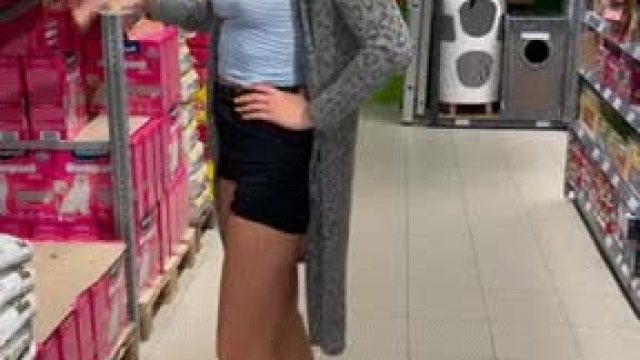 Shopping for cat litter was boring.. So I was a good slut and flashed my tits :)