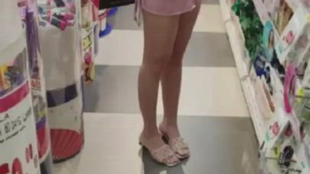Flashing in a store ???????????? [GIF]