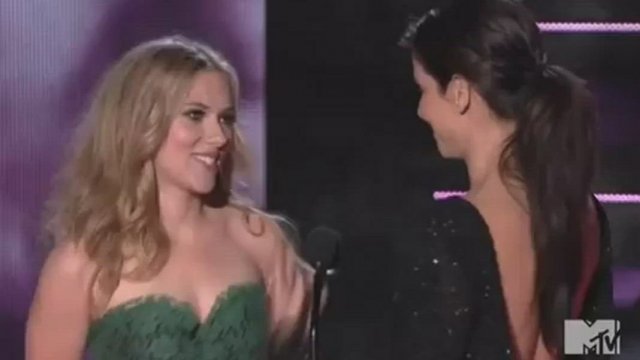 Scarlett Johansson and Sandra Bullock share a kiss. MILF heaven.