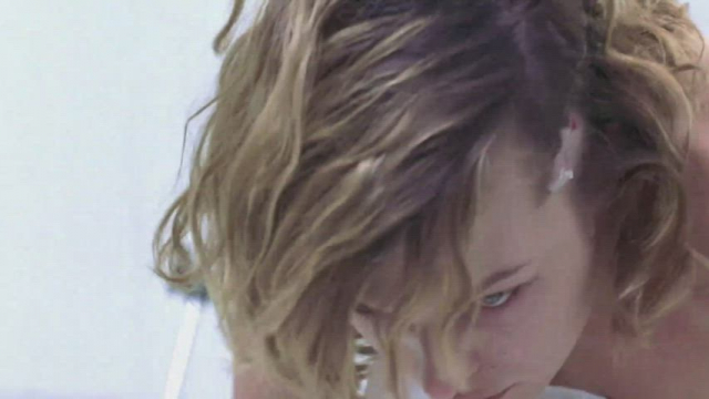Milla Jovovich - Resident Evil - plot flash (slow motion)