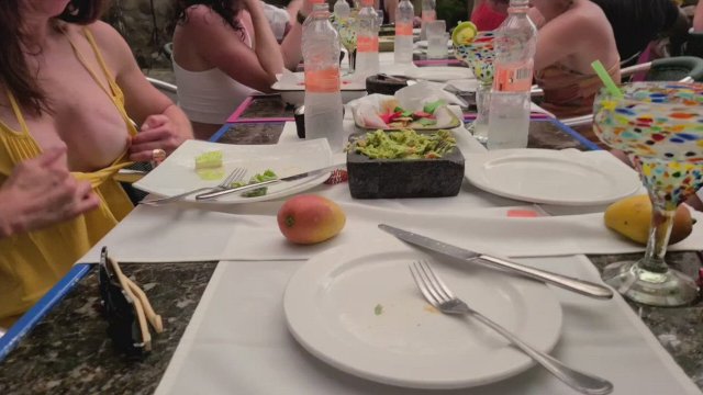 There's something about the mangoes at this restaurant... [GIF]