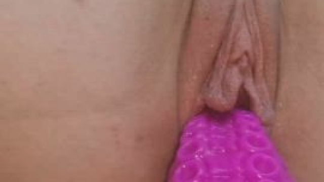 I bet u love watching my lips spreading on a dildo ???? also the wet sounds...