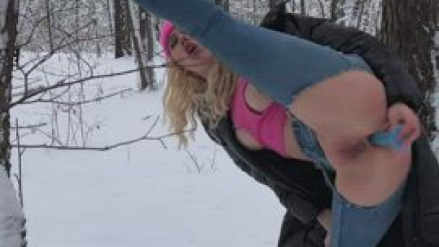 I love anal especially in the winter forest, I want to do it with a real dick???