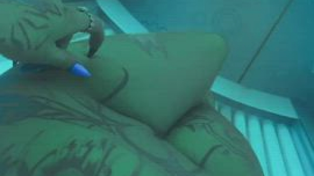 Ever wonder what we ACTUALLY do in tanning bed rooms? ;) [gif]