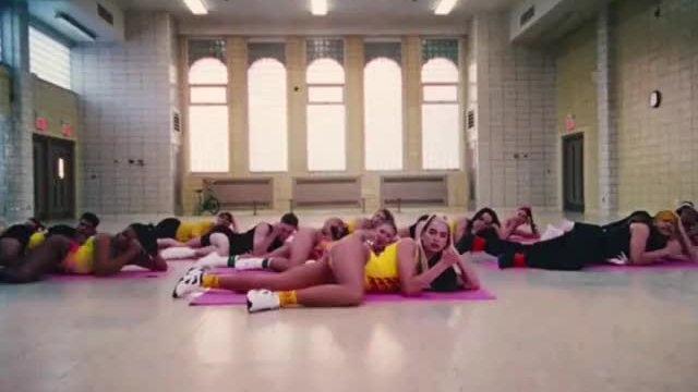 Dua Lipa's suggestive plot in the &quot;Physical&quot; music video